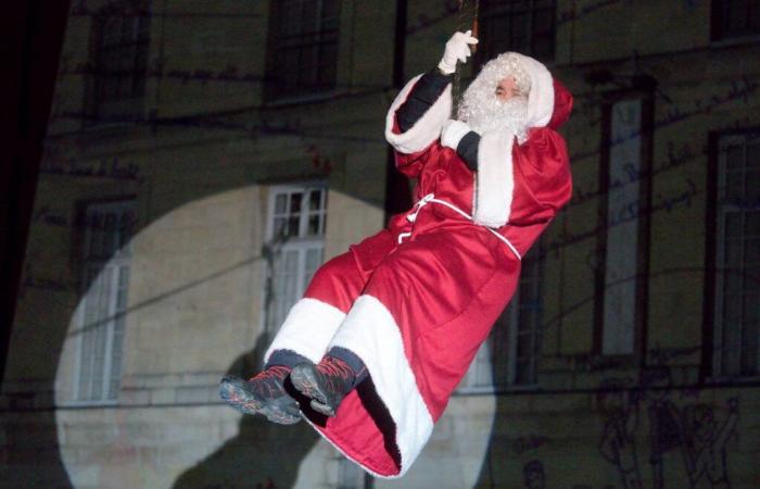 Le Père Noël descend de la tour Philippe le Bon devant 4 000 personnes