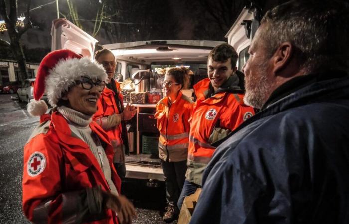 Les maraudeurs de la Croix-Rouge célèbrent le réveillon du Nouvel An dans les rues avec les plus démunis