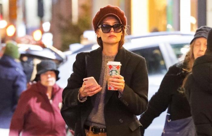 Katie Holmes remet au goût du jour cette casquette emblématique du style français