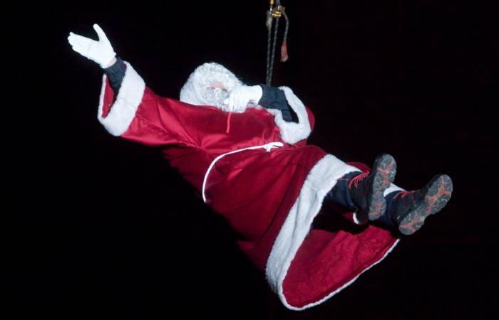 Le Père Noël descend de la tour Philippe le Bon devant 4 000 personnes