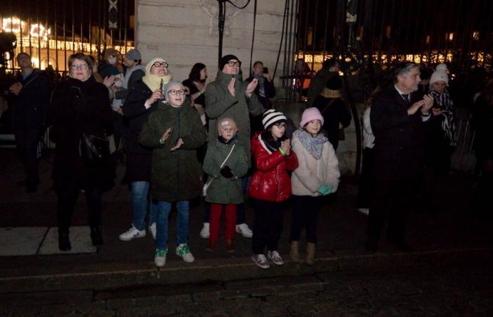 Le Père Noël descend de la tour Philippe le Bon devant 4 000 personnes