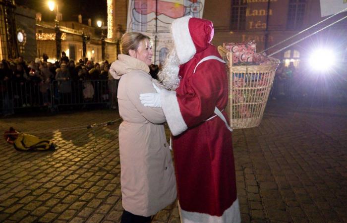 Le Père Noël descend de la tour Philippe le Bon devant 4 000 personnes