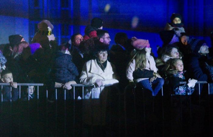 Le Père Noël descend de la tour Philippe le Bon devant 4 000 personnes