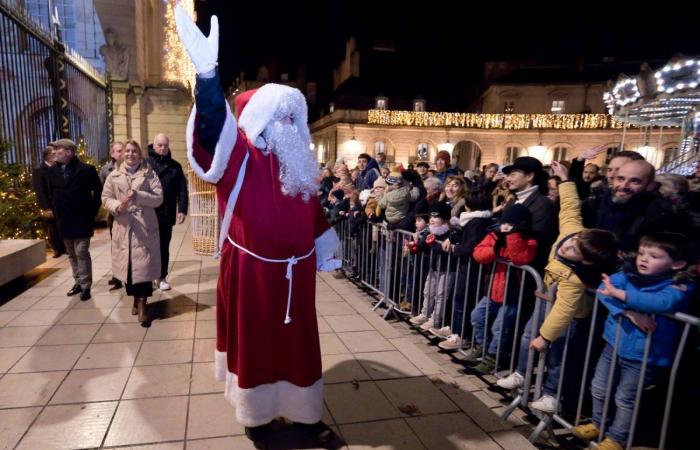 Le Père Noël descend de la tour Philippe le Bon devant 4 000 personnes