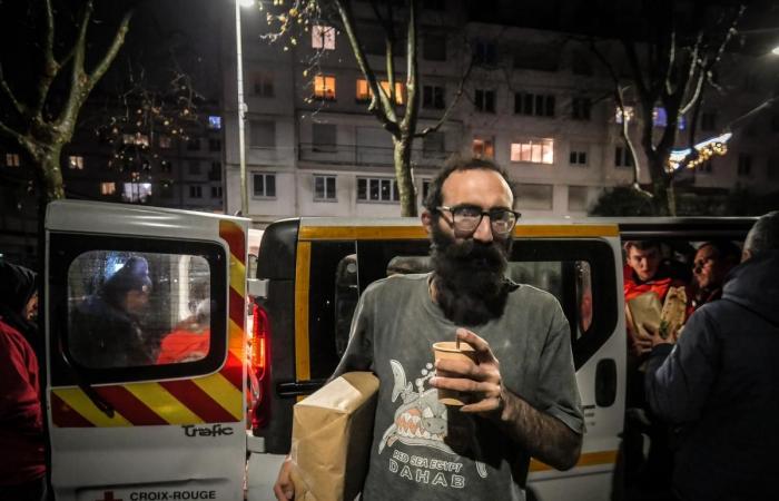 Les maraudeurs de la Croix-Rouge célèbrent le réveillon du Nouvel An dans les rues avec les plus démunis