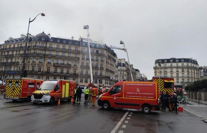 Un impressionnant incendie frappe un immeuble en face de la gare Saint-Lazare