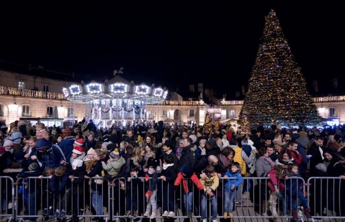 Le Père Noël descend de la tour Philippe le Bon devant 4 000 personnes