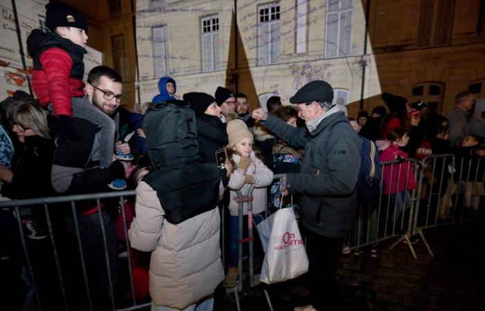 Le Père Noël descend de la tour Philippe le Bon devant 4 000 personnes