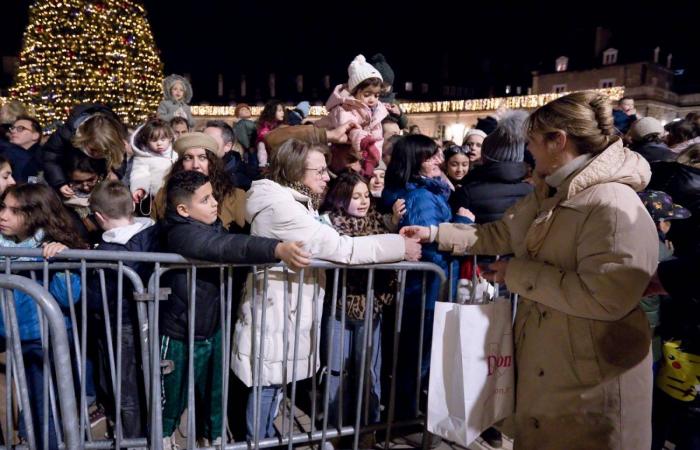 Le Père Noël descend de la tour Philippe le Bon devant 4 000 personnes