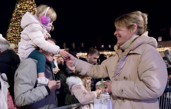 Le Père Noël descend de la tour Philippe le Bon devant 4 000 personnes