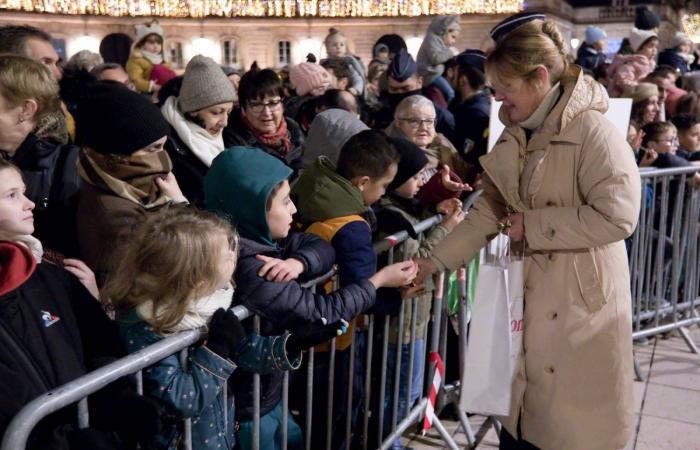 Le Père Noël descend de la tour Philippe le Bon devant 4 000 personnes