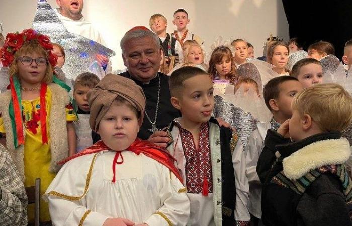 En Ukraine déchirée par la guerre, le cardinal Krajewski célèbre la messe de Noël