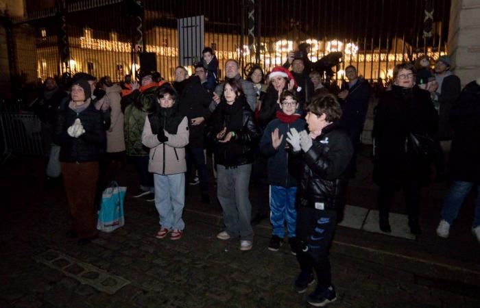 Le Père Noël descend de la tour Philippe le Bon devant 4 000 personnes