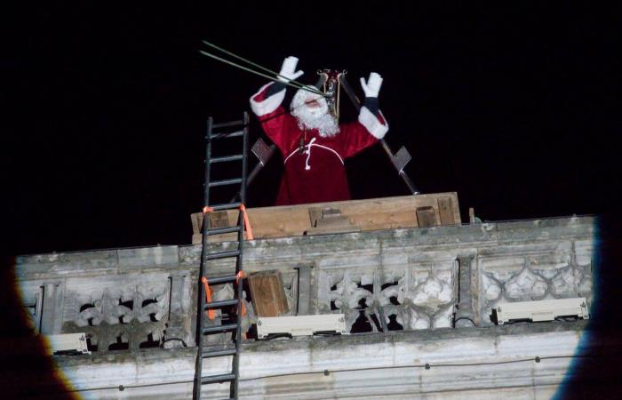 Le Père Noël descend de la tour Philippe le Bon devant 4 000 personnes