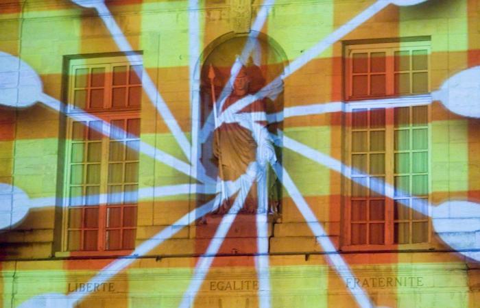 Le Père Noël descend de la tour Philippe le Bon devant 4 000 personnes