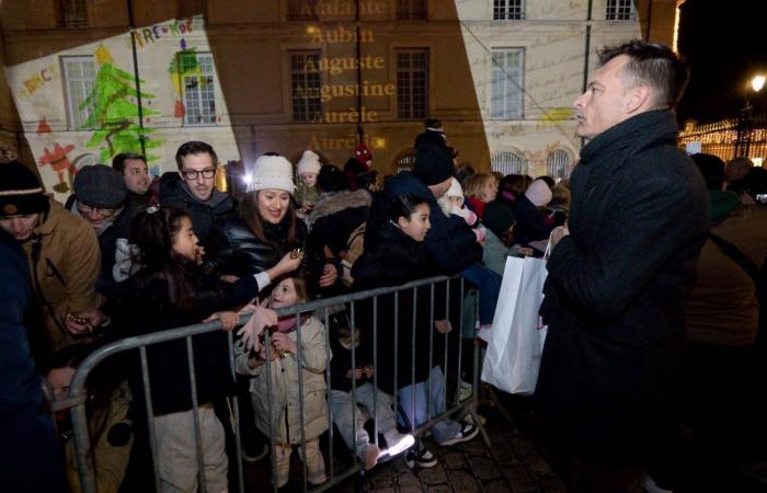 Le Père Noël descend de la tour Philippe le Bon devant 4 000 personnes