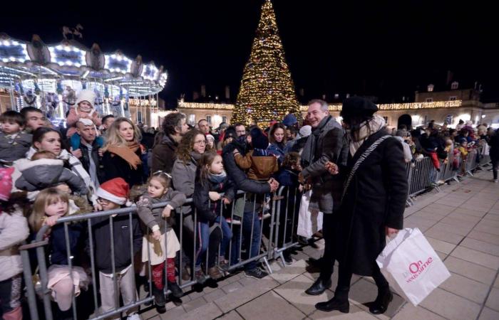 Le Père Noël descend de la tour Philippe le Bon devant 4 000 personnes