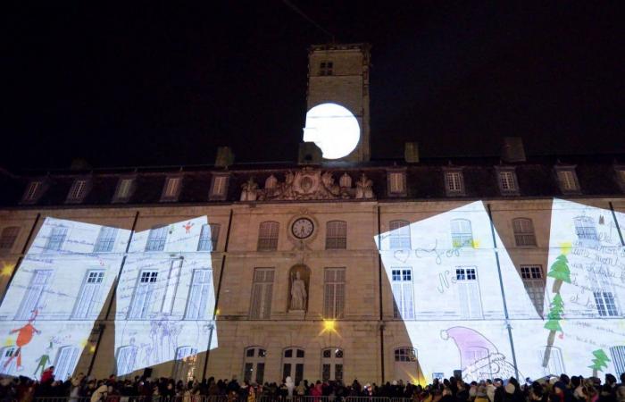 Le Père Noël descend de la tour Philippe le Bon devant 4 000 personnes