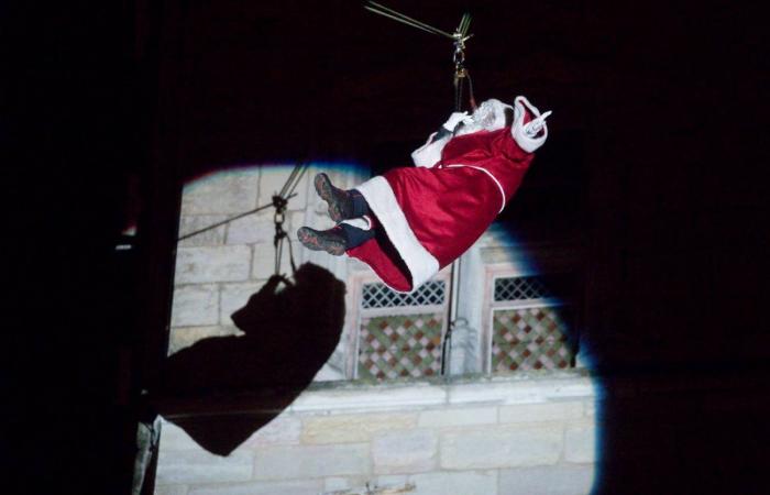 Le Père Noël descend de la tour Philippe le Bon devant 4 000 personnes