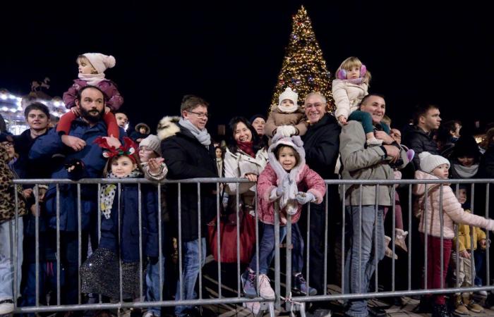 Le Père Noël descend de la tour Philippe le Bon devant 4 000 personnes