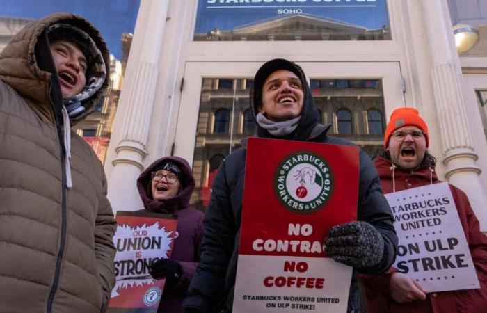 Pourquoi les travailleurs de Starbucks font grève aux États-Unis, obligeant des dizaines de magasins à fermer leurs portes