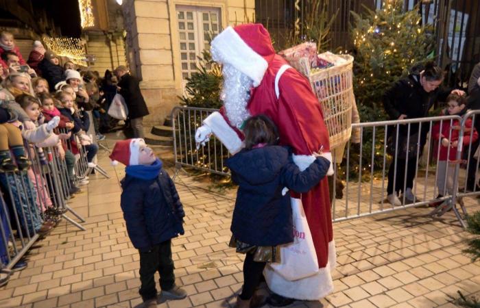 Le Père Noël descend de la tour Philippe le Bon devant 4 000 personnes