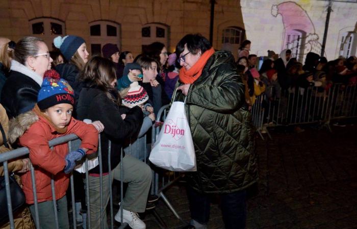 Le Père Noël descend de la tour Philippe le Bon devant 4 000 personnes