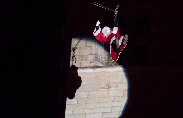 Le Père Noël descend de la tour Philippe le Bon devant 4 000 personnes