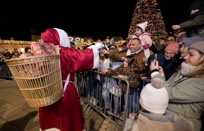 Le Père Noël descend de la tour Philippe le Bon devant 4 000 personnes