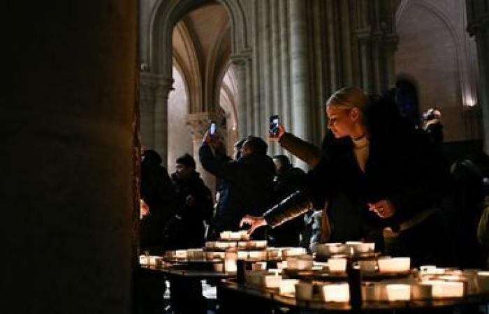 EN IMAGES. Des milliers de personnes rassemblées à Notre-Dame de Paris pour les premières messes de Noël depuis la réouverture de la cathédrale