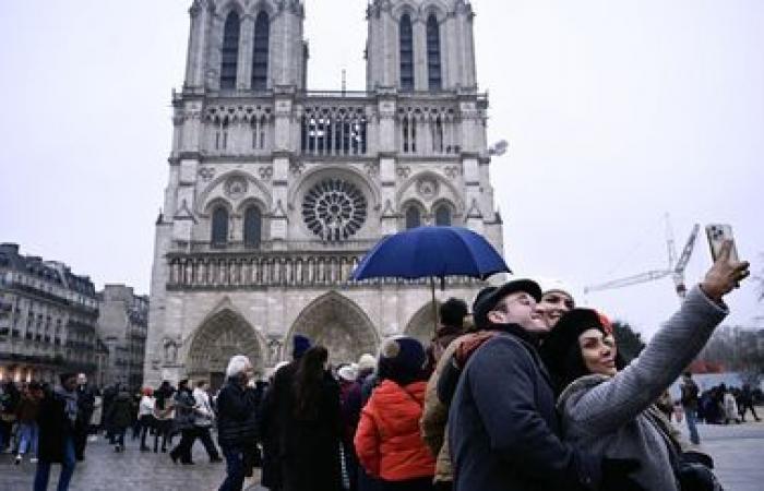 EN IMAGES. Des milliers de personnes rassemblées à Notre-Dame de Paris pour les premières messes de Noël depuis la réouverture de la cathédrale