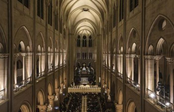 EN IMAGES. Des milliers de personnes rassemblées à Notre-Dame de Paris pour les premières messes de Noël depuis la réouverture de la cathédrale