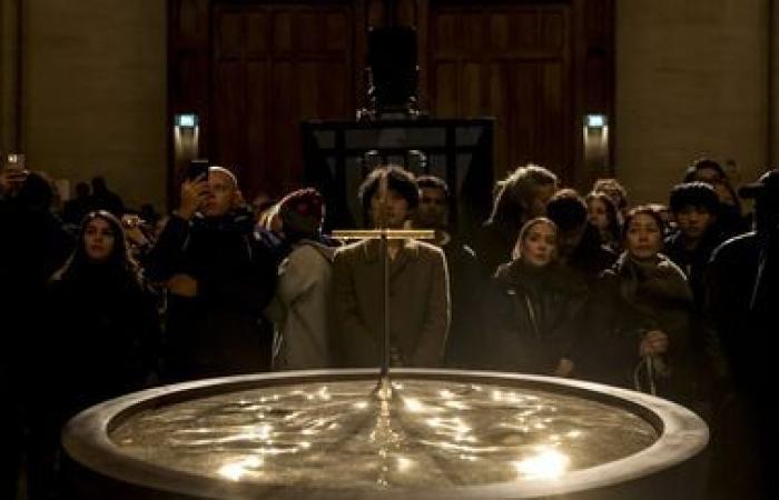 EN IMAGES. Des milliers de personnes rassemblées à Notre-Dame de Paris pour les premières messes de Noël depuis la réouverture de la cathédrale