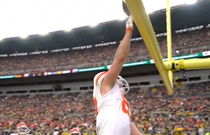 Travis Kelce a intentionnellement pris un penalty pour célébrer avec son dunk en guise d’hommage cool à Tony Gonzalez