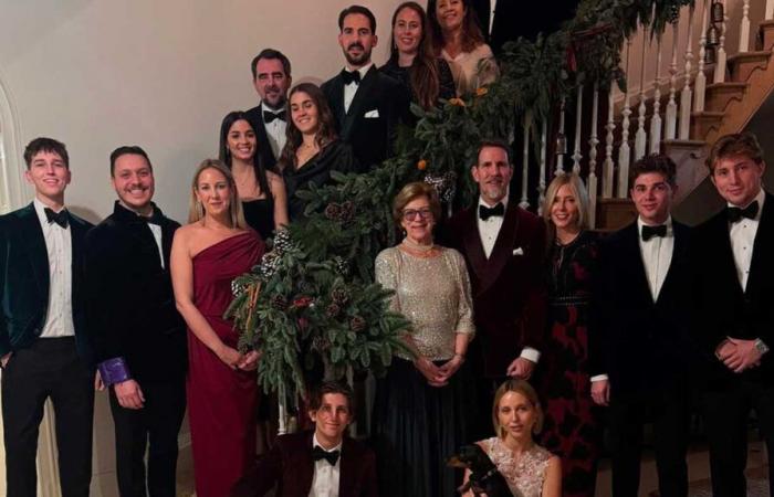 Toute la famille royale de Grèce réunie la veille de Noël autour de la reine Anne-Marie