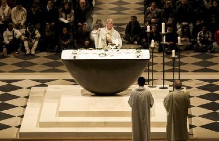 EN IMAGES. Des milliers de personnes rassemblées à Notre-Dame de Paris pour les premières messes de Noël depuis la réouverture de la cathédrale