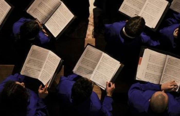 EN IMAGES. Des milliers de personnes rassemblées à Notre-Dame de Paris pour les premières messes de Noël depuis la réouverture de la cathédrale