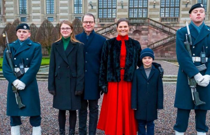 La famille de l’héritière suédoise rencontre des soldats de la Garde royale la veille de Noël