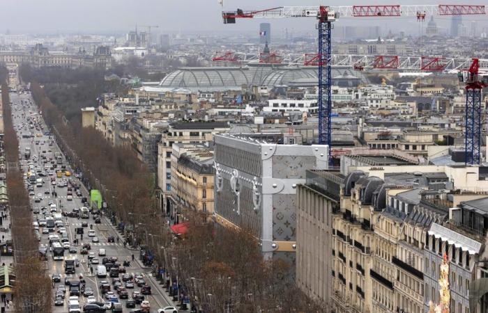 Des élus écologistes déposent un recours pour que la malle géante LVMH soit retirée des Champs-Élysées