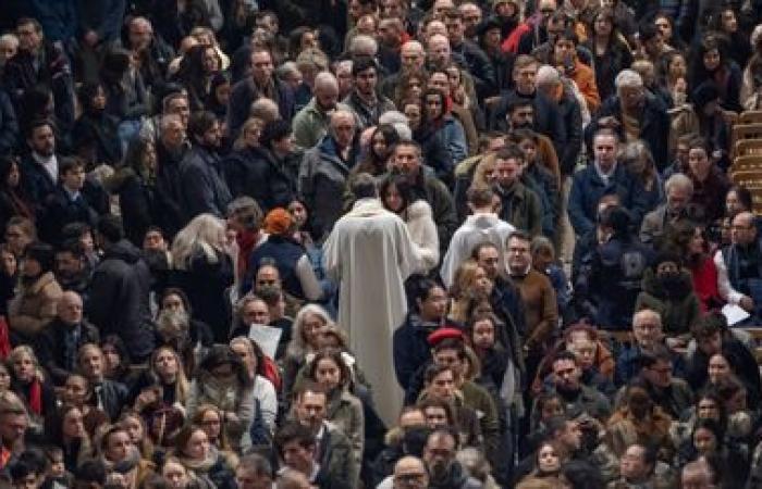 EN IMAGES. Des milliers de personnes rassemblées à Notre-Dame de Paris pour les premières messes de Noël depuis la réouverture de la cathédrale