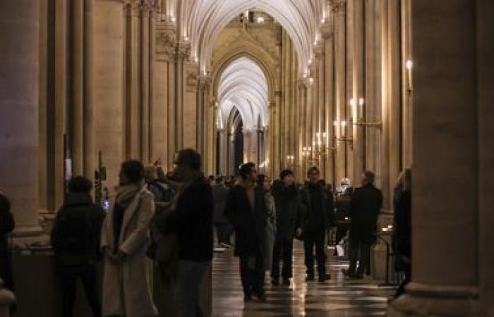 EN IMAGES. Des milliers de personnes rassemblées à Notre-Dame de Paris pour les premières messes de Noël depuis la réouverture de la cathédrale