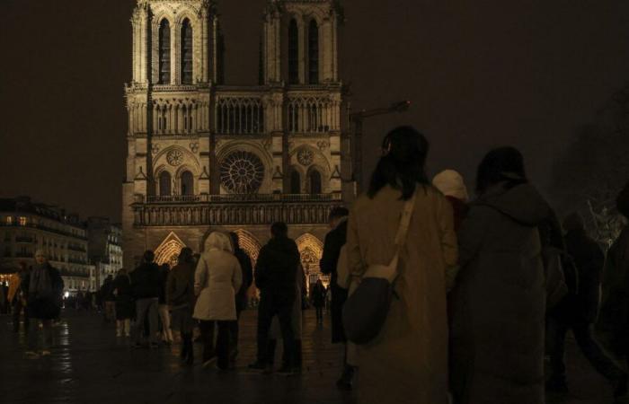 EN IMAGES. Des milliers de personnes rassemblées à Notre-Dame de Paris pour les premières messes de Noël depuis la réouverture de la cathédrale