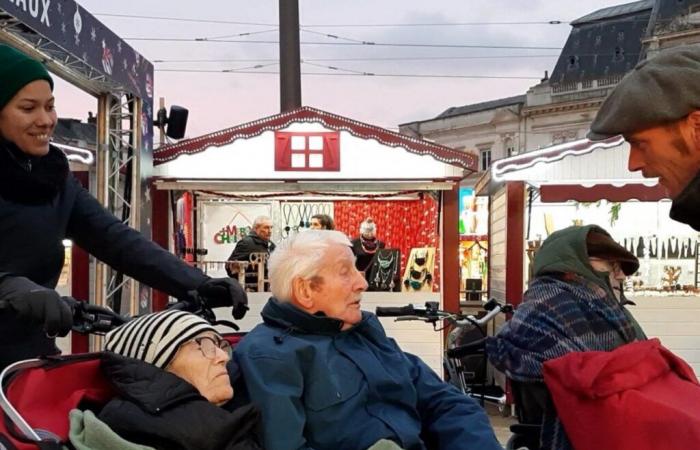 VIDÉO. Grâce à ces trois-roues, les personnes âgées peuvent aussi profiter des illuminations de Noël au Mans