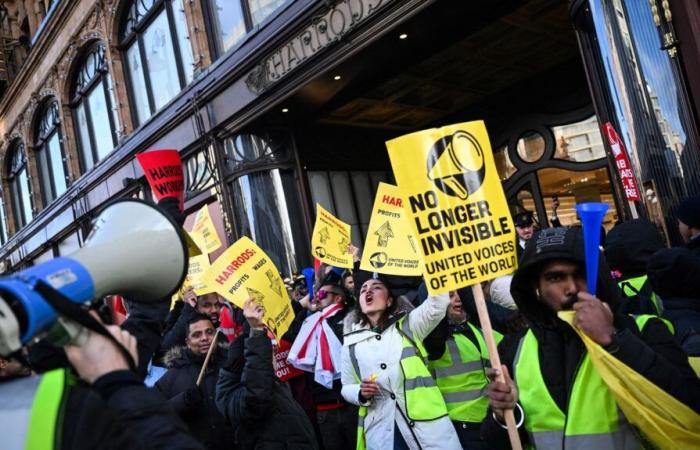 À Londres, les employés de Harrods se mettent en grève lors du traditionnel « Boxing Day » pour exiger de meilleurs salaires