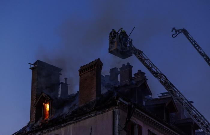 A 8 ans, un enfant sauve sa famille d’un violent incendie en pleine nuit de Noël, leur maison presque entièrement détruite