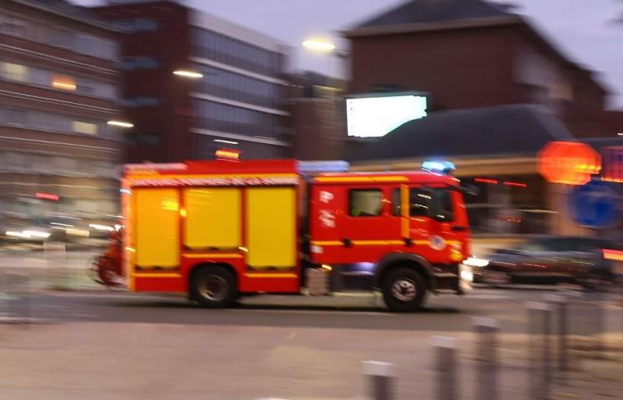 Une personne se défend depuis une fenêtre pour échapper aux flammes après l’incendie d’un immeuble au Havre