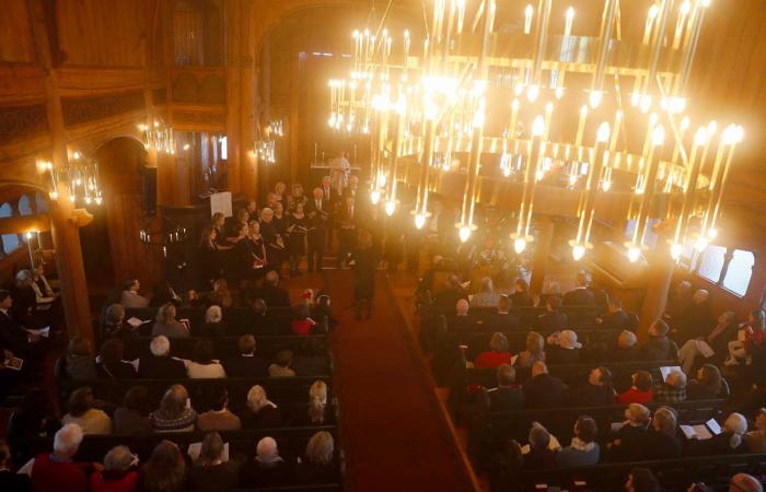 La famille royale norvégienne réunie dans la brume pour assister à la messe de Noël