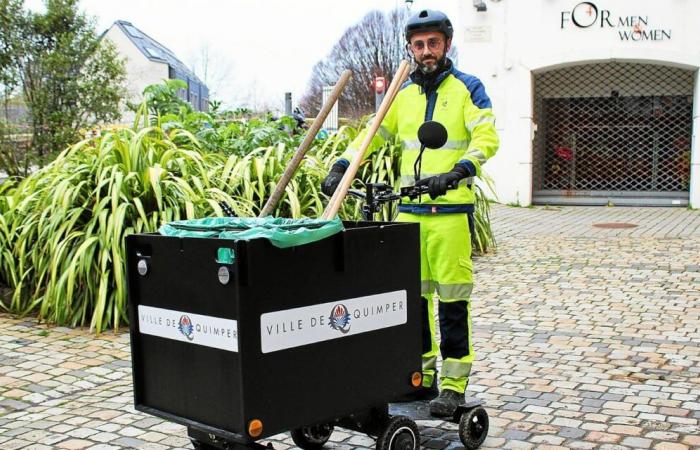 Dans le centre-ville de Quimper, les agents de nettoyage collectent les déchets… en trolley-trottinette