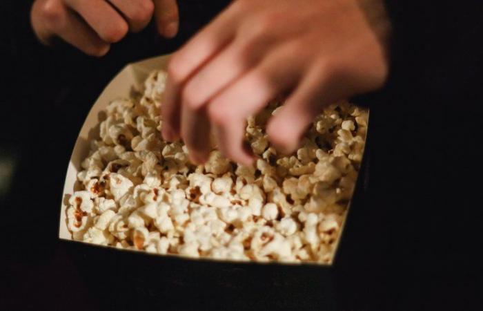 deux adolescentes découvrent un sac de mort-aux-rats dans leur pop-corn