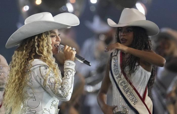 Blue Ivy rejoint Beyoncé pour un moment mère-fille lors de son légendaire concert de Noël au Texas